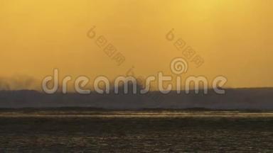 毛里求斯岛，面对<strong>黄红色</strong>日落天空，海浪的慢镜头